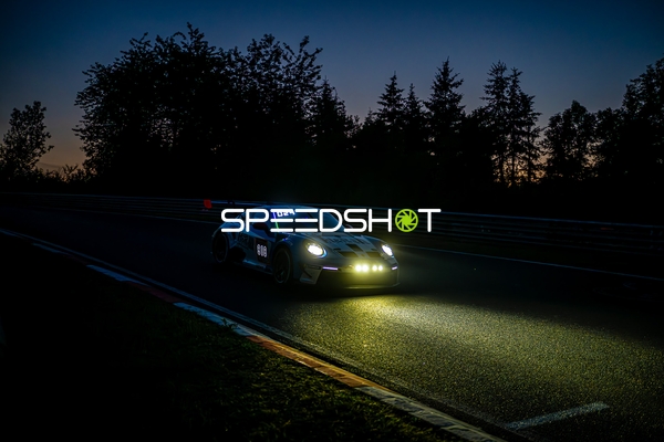 Rennfahrzeug auf der Strecke bei Nacht