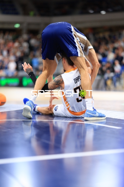 Basketball-Situation mit Spielern von MLP Academics Heidelberg und Promitheas Patras Vikos Cola