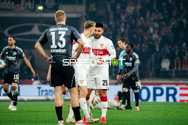 Spielszene mit Deniz Undav (26; VfB Stuttgart) und Ellyes Skhiri (15; Eintracht Frankfurt)