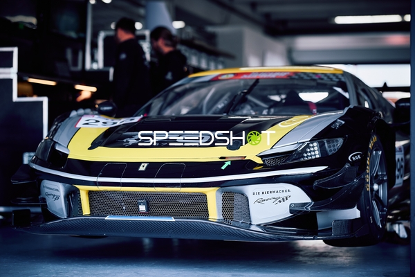 Rennwagen Nummer 226 in der Box beim Hockenheimring