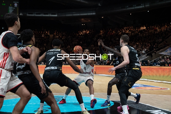Xavier Rathan-Mayes (4; FC Bayern Basketball) mit Ball in der Hand