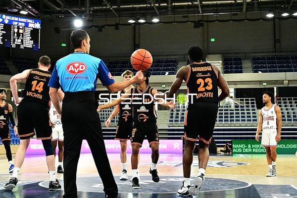 Spieler kämpfen um den Ball