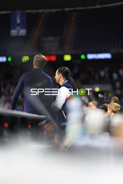 Basketball-Szene mit Teammitarbeitern