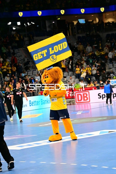 Maskottchen der Rhein Neckar Löwen mit Fahne