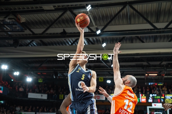 Sam Griesel (5, Alba Berlin) mit Wurf gegen Tommy Kuhse (12, Rasta Vechta)