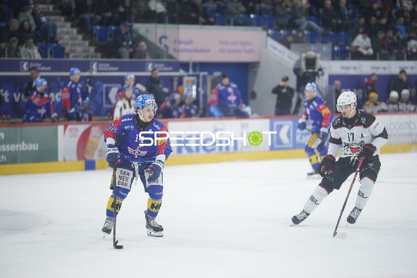 Mischa Ramel (14; EHC Kloten) mit Puck gegen 17; Lausanne HC