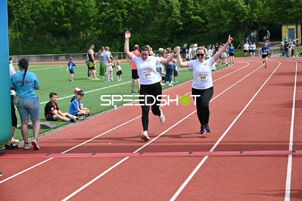 Gemeinsamer Zieleinlauf TVE Sommerlauf
