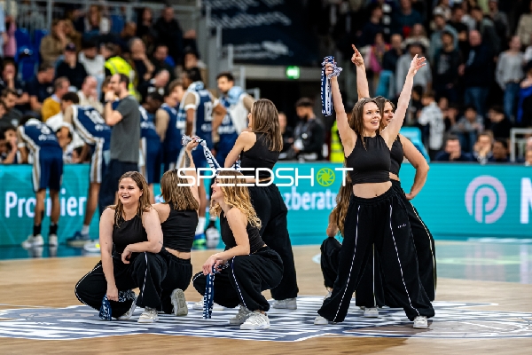Cheerleader-Performance bei Basketball Champions League