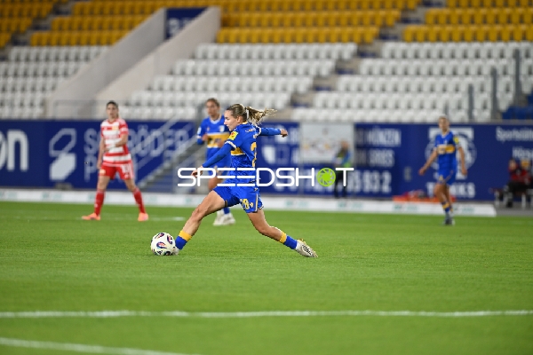 Emily Reske mit Ball