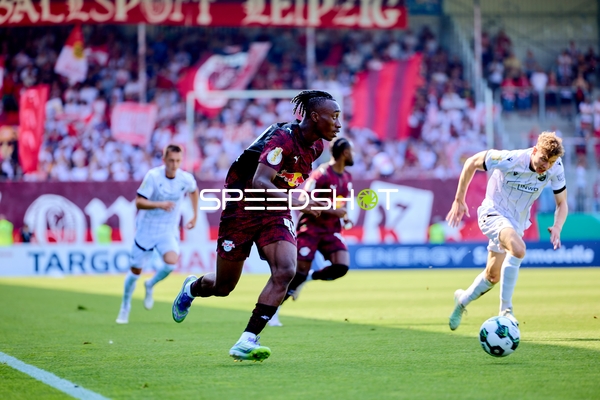 Duell um den Ball auf dem Rasen