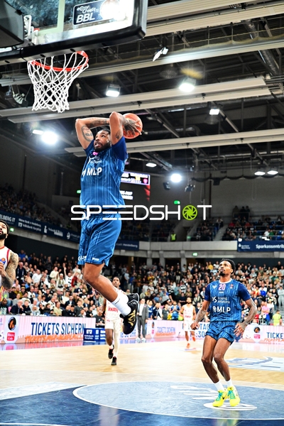 Dunk von Samuell Williamson (10; MLP Academics Heidelberg) im Spiel