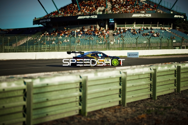 Fahrzeug auf der Rennstrecke