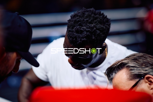 Drei Personen in der Ringside Zone