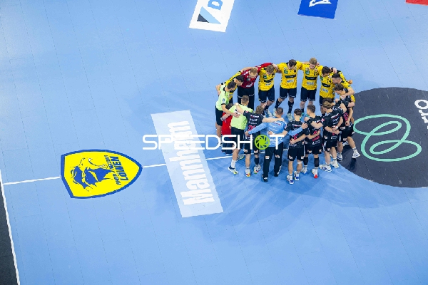 Szene mit Steven Plucnar Jacobsen (9; Rhein Neckar Löwen) und Yannik Bialowas (7; HC Erlangen)