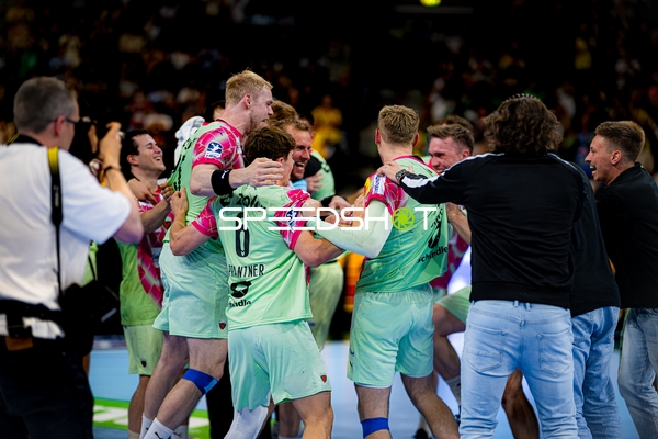 Spieler feiern gemeinsam