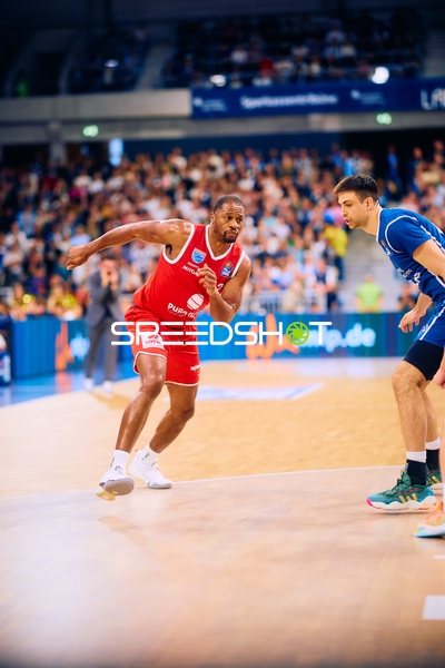 Dynamisches Duell auf dem Basketballfeld