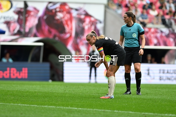 Spielszene mit Georgia Stanway (31; FC Bayern Frauen 1)