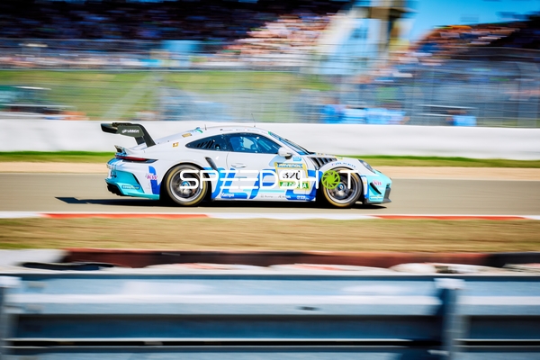 Rennfahrzeug auf der Rennstrecke