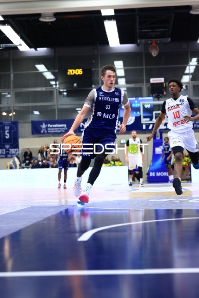Ryan Mikesell (33; MLP Academics Heidelberg) mit Ball gegen Sir Jabari Rice (10; Basketball Nymburg)