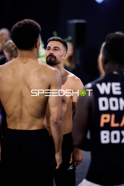 Ringside-Zone Face-Off