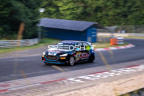 Rennfahrzeug auf der Rennstrecke