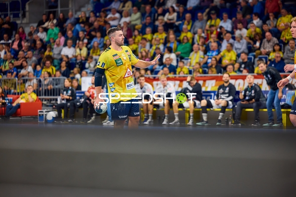 Ein Spieler der Rhein Neckar Löwen auf dem Spielfeld mit dem Ball in der Hand.