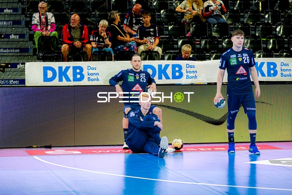 Aufwärmen Olle Forsell-Schefvert (25;Rhein Neckar Löwen), Niklas Michalski (26;Rhein Neckar Löwen), Jon Lindenchrone Andersen (42;Rhein Neckar Löwen)