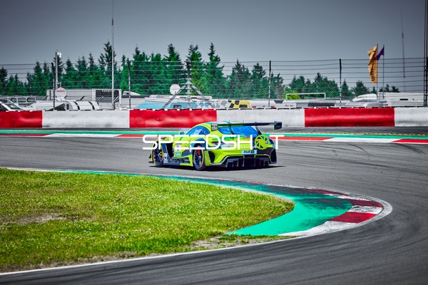 Rennfahrzeug auf der Rennstrecke