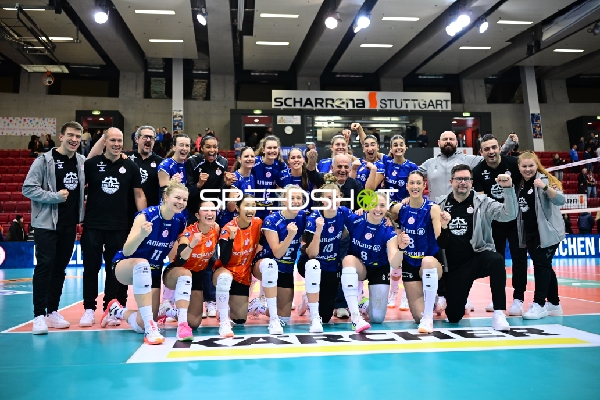 Spielszene mit Leilani Slacanin (2; Allianz MTV Stuttgart) und Teamkollegen