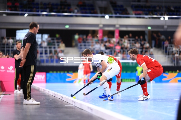 Ballkampf am Spielfeldrand