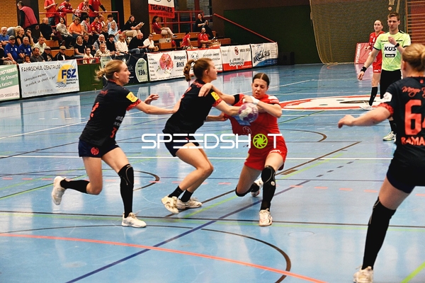 Kampf um den Ball in der Handballhalle