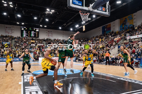 Spielaktion mit Urald King (20; Gladiators Trier), Jordan Roland (15; Gladiators Trier) und Clayton Thomas Guillozet (4; Gladiators Trier)