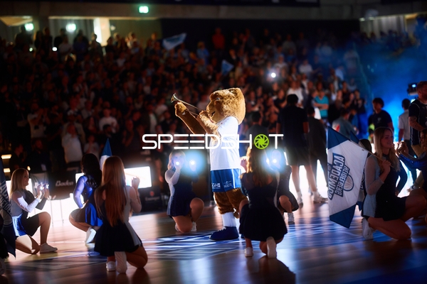 Maskottchen bei Showeinlage