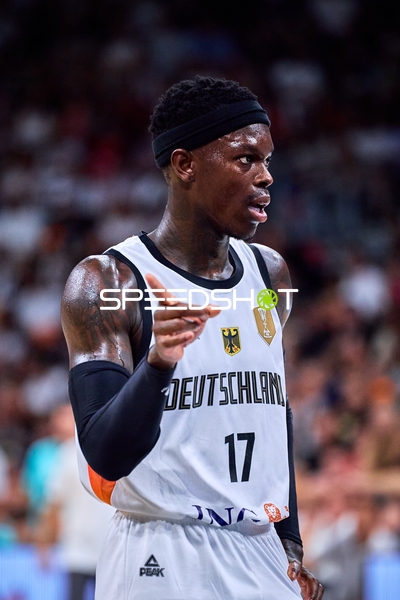 Dennis Schröder (17; Deutschland) auf dem Court