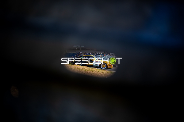 Rennfahrzeug auf der Rennstrecke