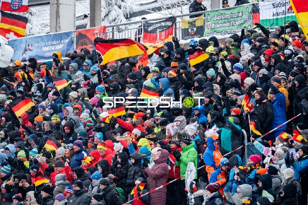 Zuschauer jubeln bei Biathlon-Verfolgung