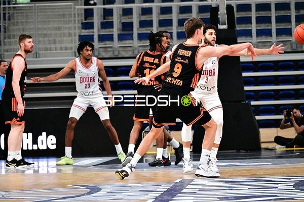Pass von William McDowell-White (9; JL Bourg Basket) verteidigt von Joschka Ferner (9; Rasta Vechta)