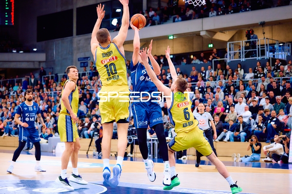 MLP Academics Spieler beim Wurf gegen Alba Verteidigung