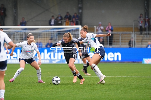 Spieler kämpfen um Ball