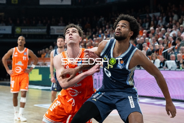 Zweikampf mit Norris Agbakoko (17; Alba Berlin) und Joschka Ferner (9; Rasta Vechta)