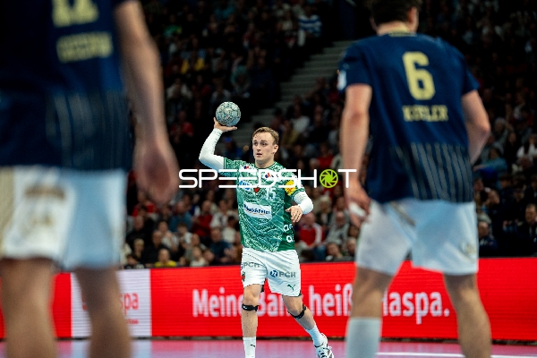 15; Füchse Berlin mit Ball