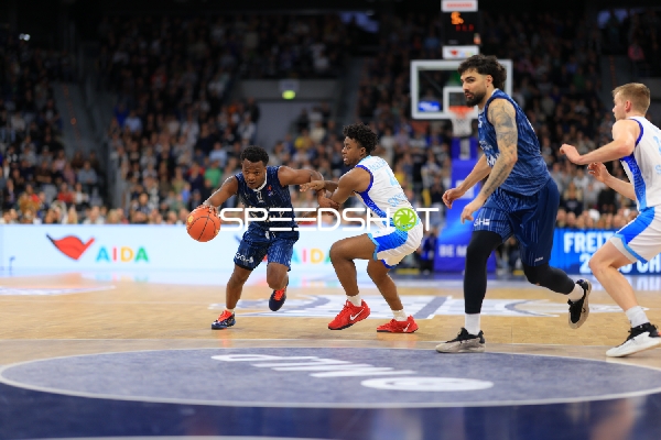 Spielaktion mit Marcel Keßen (15; MLP Academics Heidelberg) und Nahiem Alleyne (4; Frankfurt Skyliners)