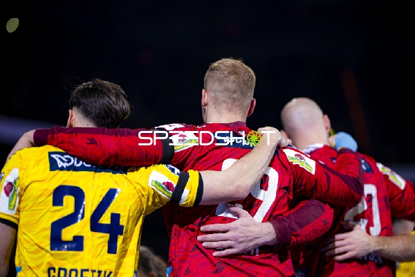 Umarmung zwischen Patrick Groetzki (24; Rhein Neckar Löwen) und Lukas Herburger (29; Füchse Berlin)