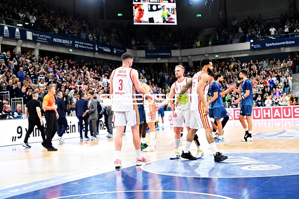 Handshake zwischen MLP Academics Heidelberg und Würzburg Baskets
