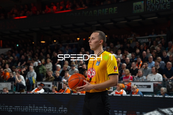 Schiedsrichter mit Ball in der Halle