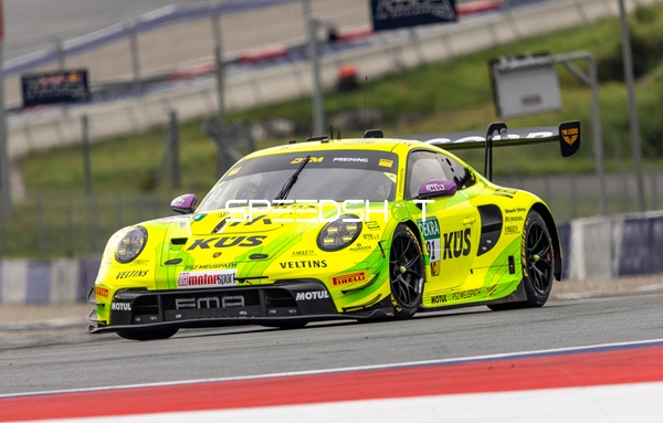 Rennfahrzeug auf der Rennstrecke