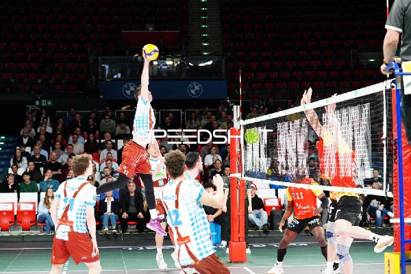 Spielszene Volleyball Angriff und Block