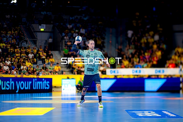 Wurf auf das Tor von Olle Forsell-Schefvert (25; Rhein Neckar Löwen)