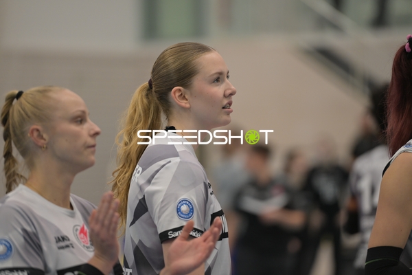 Volleyball-Situation mit Lea Feistritzer (8; Schwarz-Weiß Erfurt) und Antonia Greskamp (9; Schwarz-Weiß Erfurt)