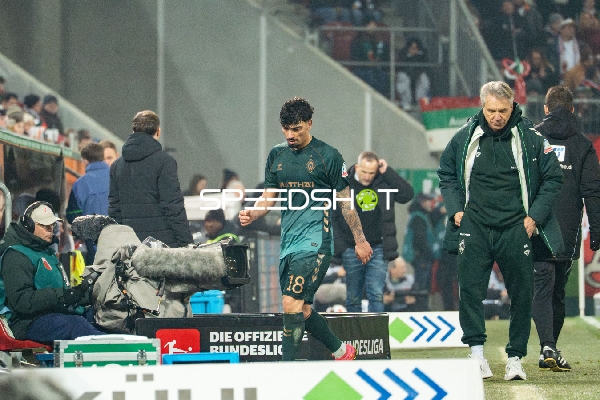 Trainer und Spieler auf dem Feld